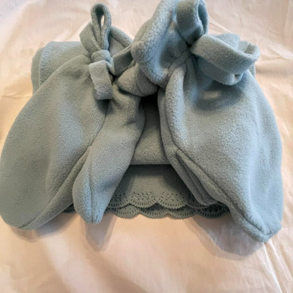 2/20 GeeGee Sport Polar fleece scarf and mitts set for woman NWT. pastel blue
